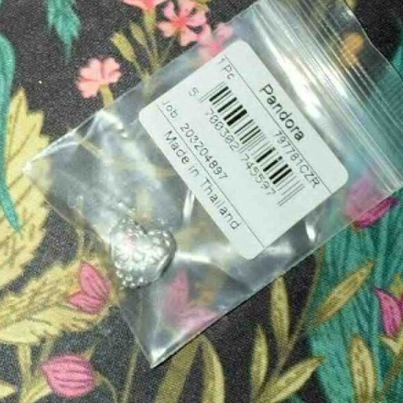 Pandora Mom in a million Charm - NEW #797781CZR - Picture 3 of 5